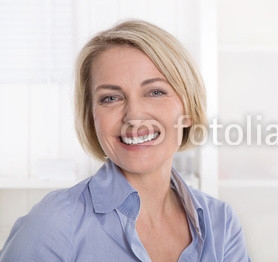 AEltere_schoene_blonde_Frau_-_Portrait_mit_Hintergrund_wei_blau.jpg